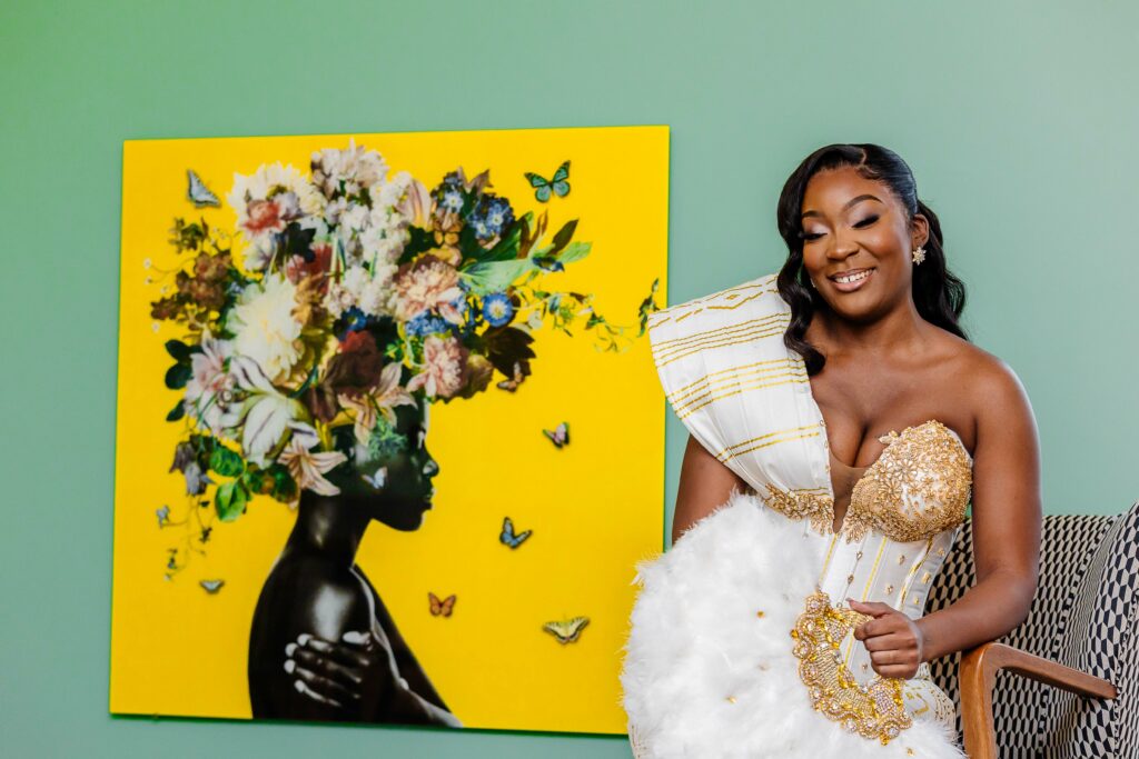 Mariée en tenue traditionnelle devant une œuvre d'art colorée