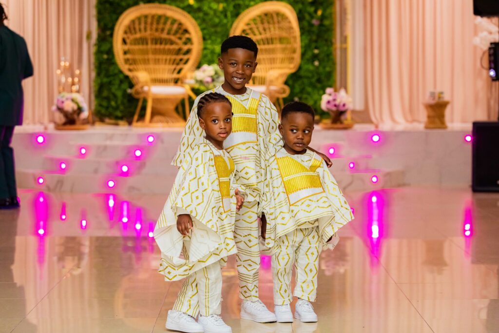 Enfants d'honneur en tenue traditionnelle dans la salle décorée