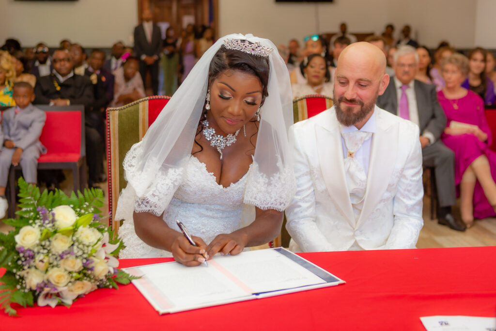 Salle des mariages d'une mairie avec ses chaises bleues