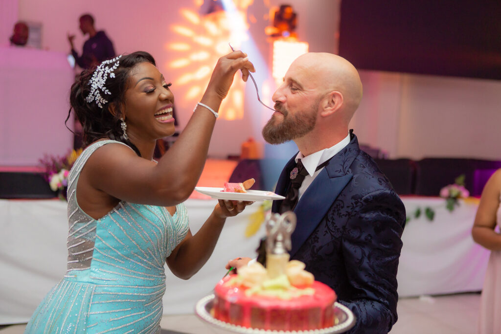 Les mariés découpant le gâteau de mariage