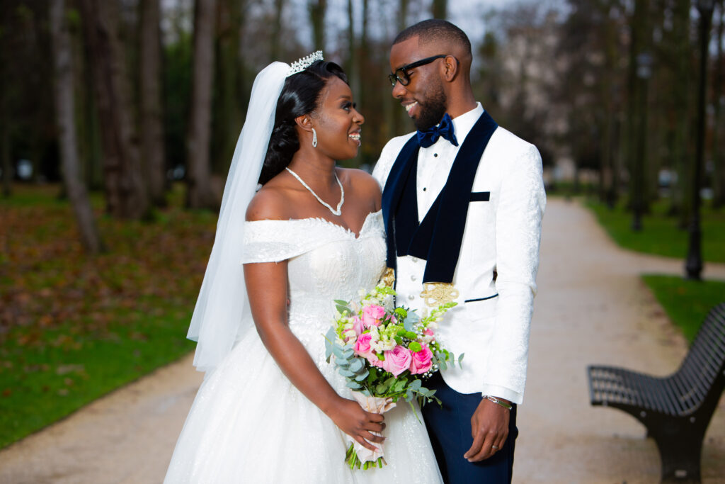 Portrait de la mariée au voile et diadème dans les bois