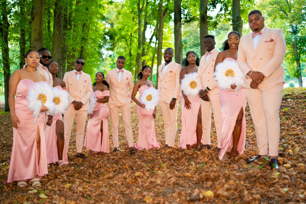 Demoiselles d'honneur en robes roses avec éventails blancs