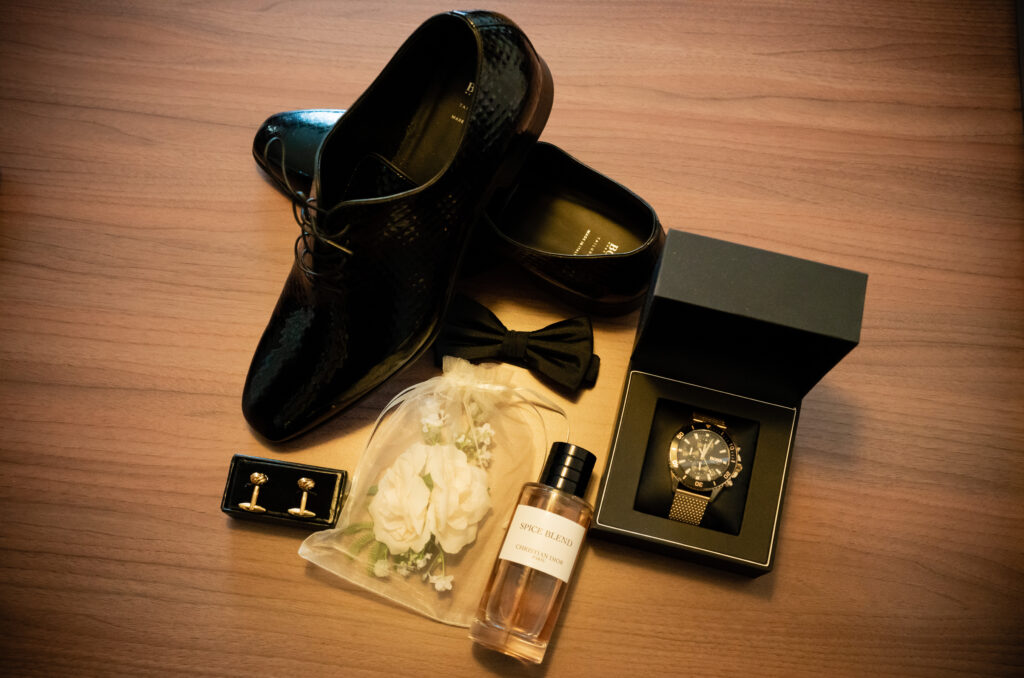 Détails du marié : chaussures, montre et parfum