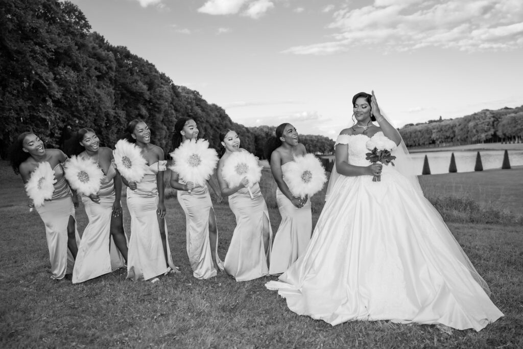Mariée et demoiselles d'honneur en noir et blanc devant un château