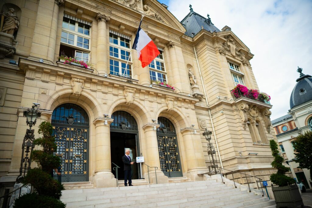 Mariés signant le registre lors de la cérémonie civile